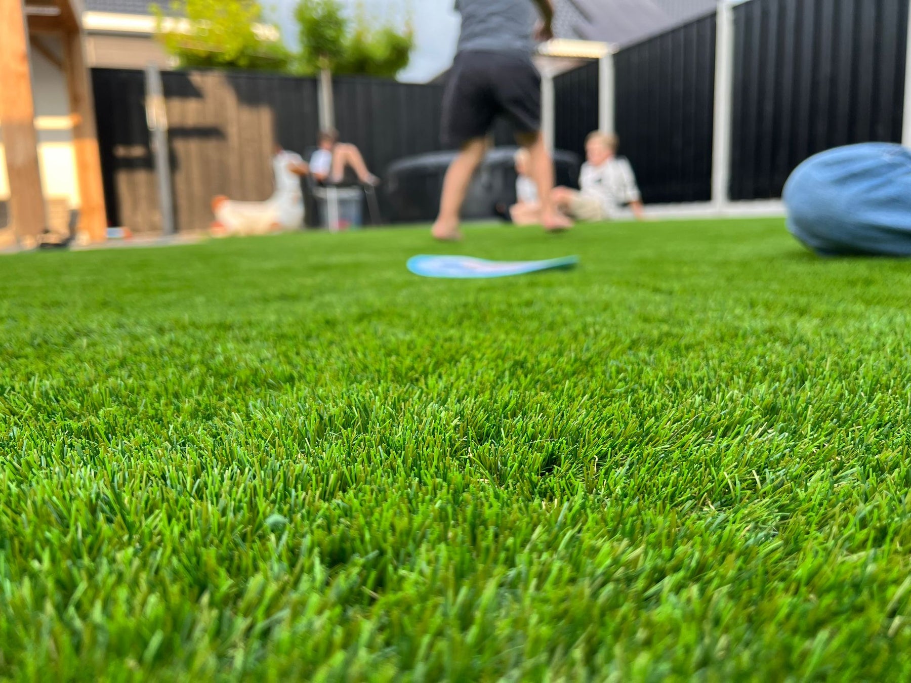 Waarom kunstgras de perfecte ondergrond is voor zwembaden, trampolines en meer