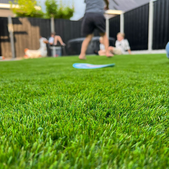 Waarom kunstgras de perfecte ondergrond is voor zwembaden, trampolines en meer